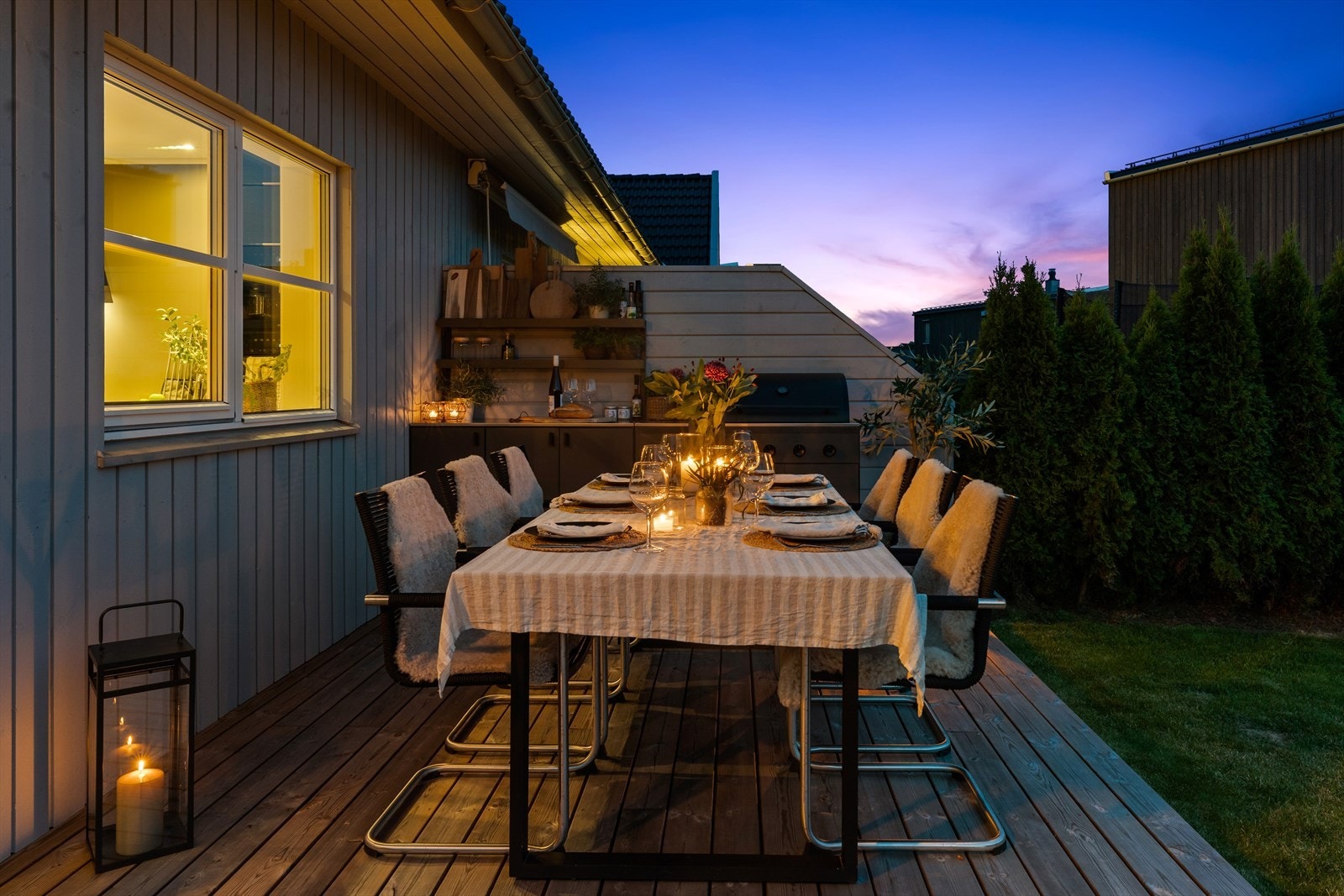 Terrassen har mulighet for utekjøkken, tilrettelagt for grilling og sosiale sammenkomster. Det gjøres oppmerksom på at utekjøkken ikke medfølger handelen. Galleribilde