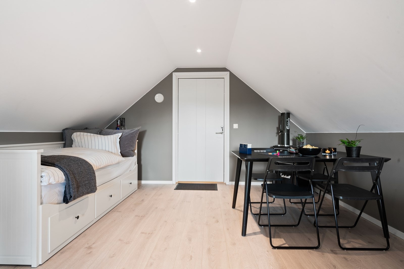 Rommet har laminatgulv, malte flater på vegger og i himling, og det er downlights som lyssetting. Galleribilde