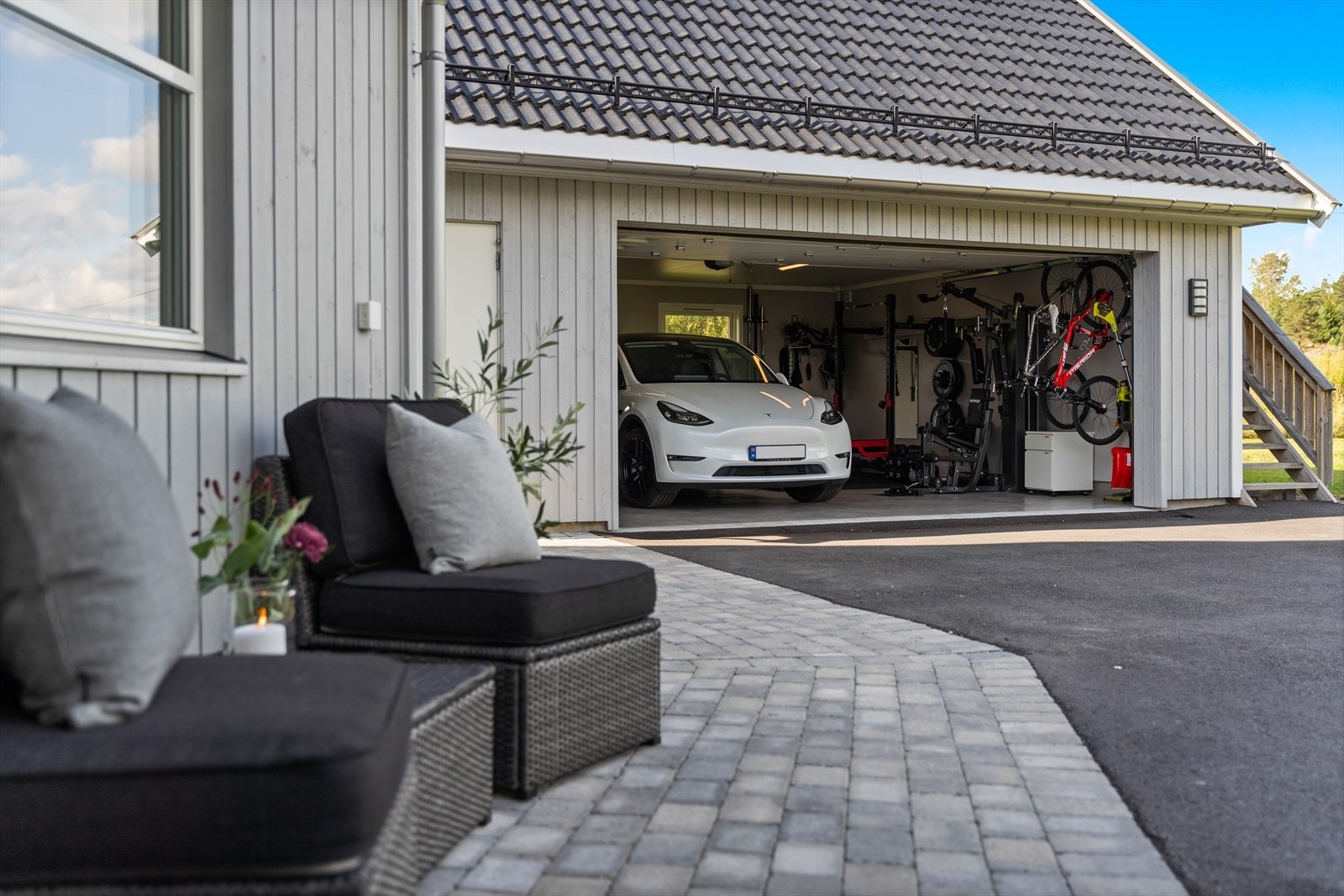 Garasjen har god takhøyde og er utstyrt med automatisk portåpner. Galleribilde