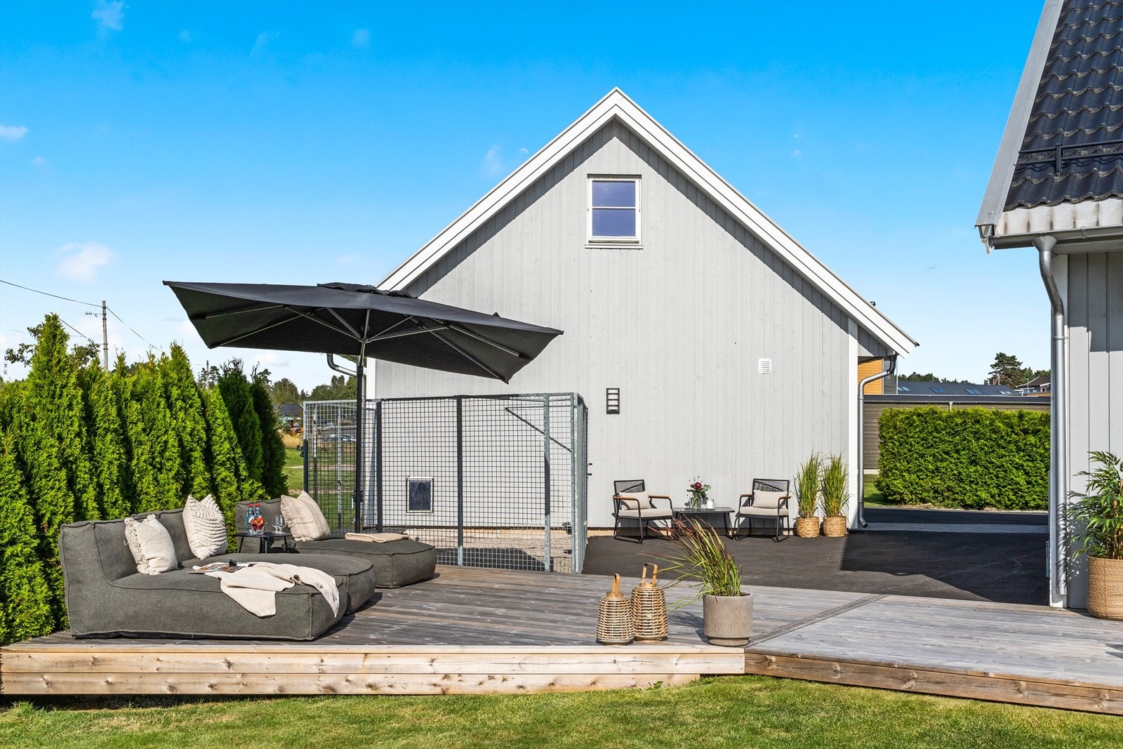 Den skjermede plattingen skaper et fint skille mellom den asfalterte gårdsplassen og hageområdet. Galleribilde