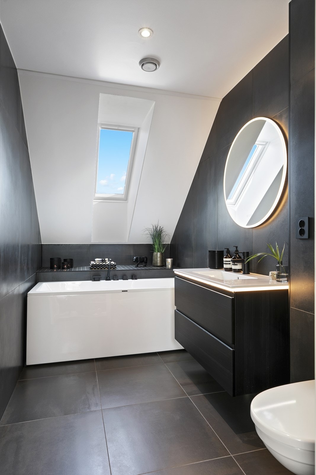 Badet i andre etasje er flislagt og utstyrt med badekar og delikat innredning. Galleribilde