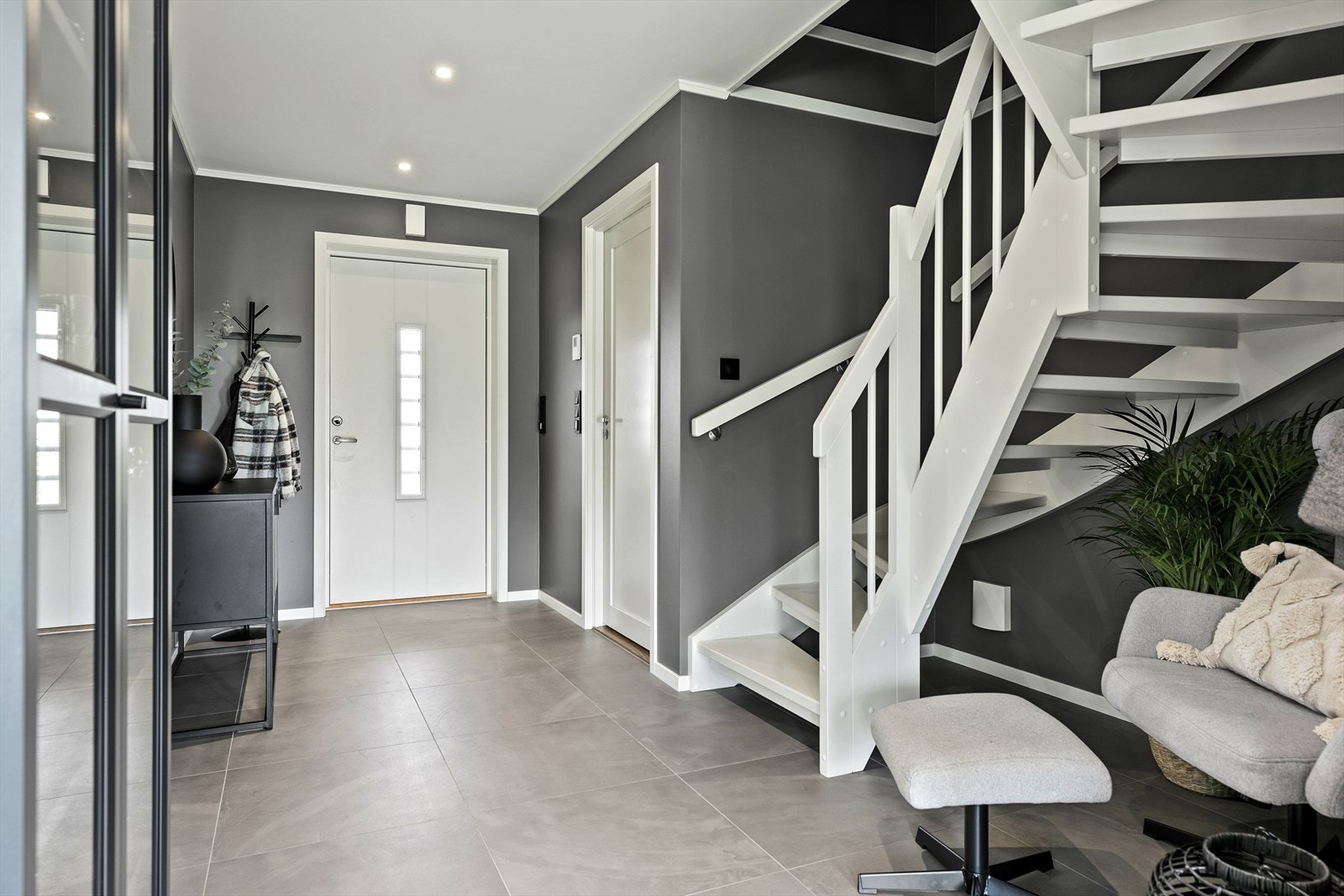 Velkommen inn! Romslig gang med adkomst opp til boligens andre etasje. Galleribilde