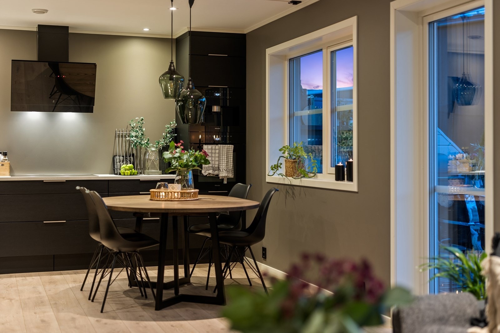 Kjøkkenet er utstyrt med integrert platetopp, stekeovn, kaffemaskin og kjøl/fryseskap. Galleribilde