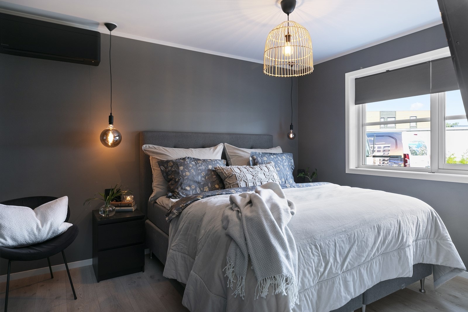 Soverommet i første etasje har god plass til dobbeltseng og tilhørende møblement. Her er det dessuten montert egen varmepumpe for økt komfort både sommer og vinter. Galleribilde