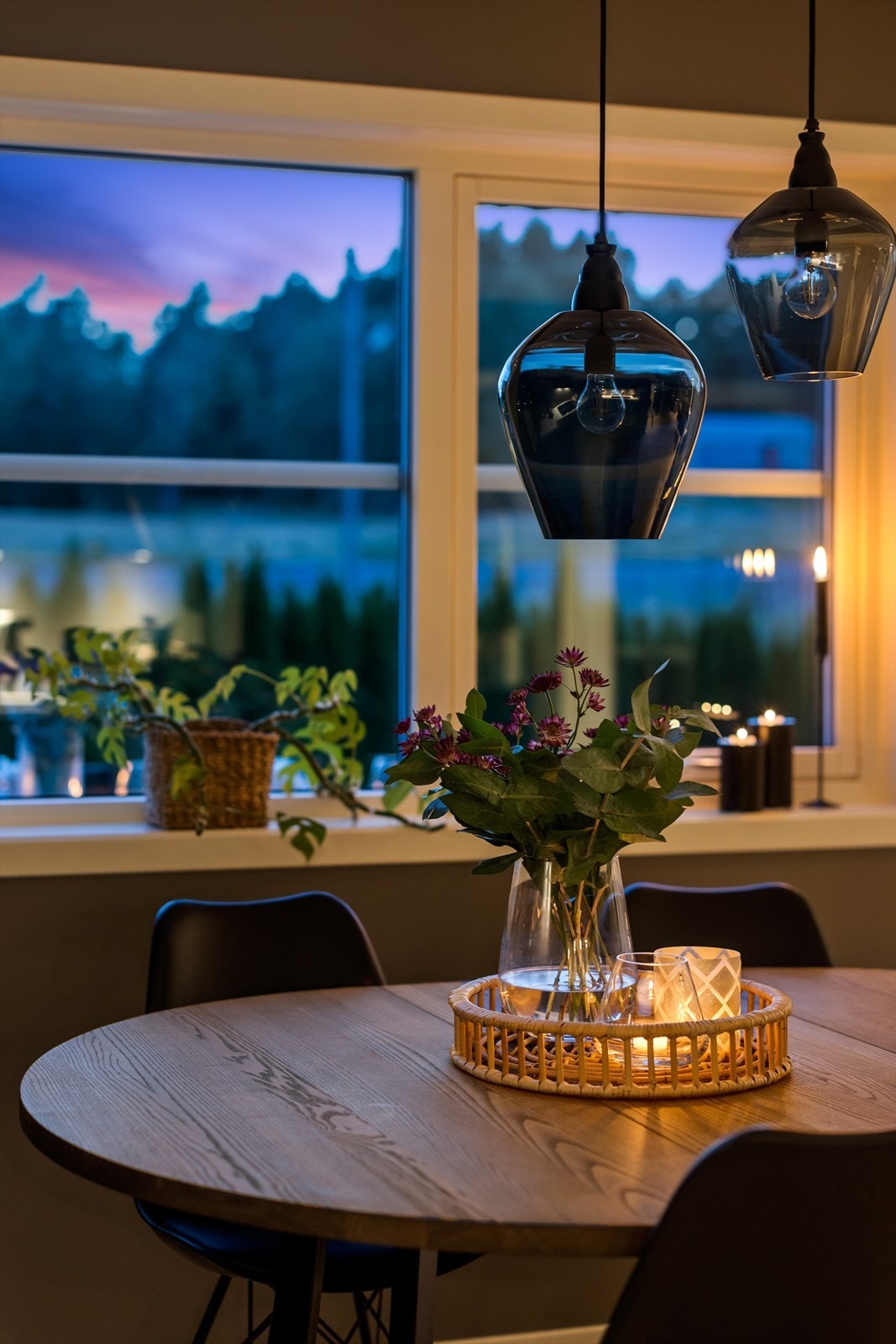 Den hyggelige spiseplassen ved vinduet har plass til et stort spisebord. Galleribilde