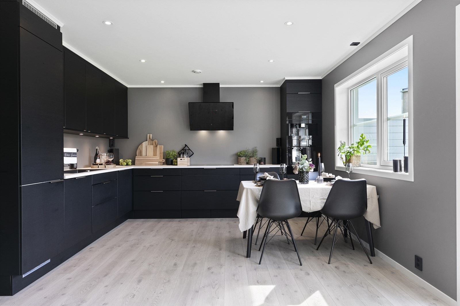 Moderne Aubo kjøkkeninnredning med mørke fronter, laminat benkeplate og nedfelt vask. Galleribilde