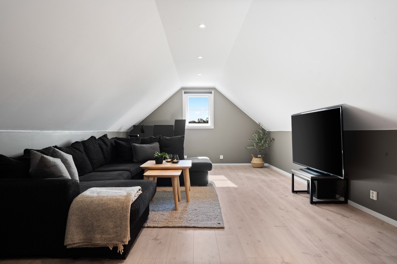 Over garasjen har et opprinnelig lagerrom på 23 m², blitt innredet. Arealet er ikke godkjent for varig opphold. Galleribilde