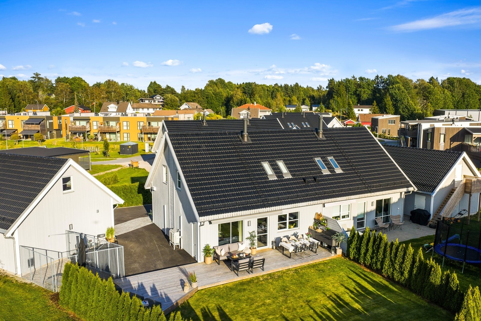 Dette er en moderne halvpart av tomannsbolig fra 2019 med en stor markterrasse på 48 m² med gode solforhold og pent opparbeidet hage. Galleribilde