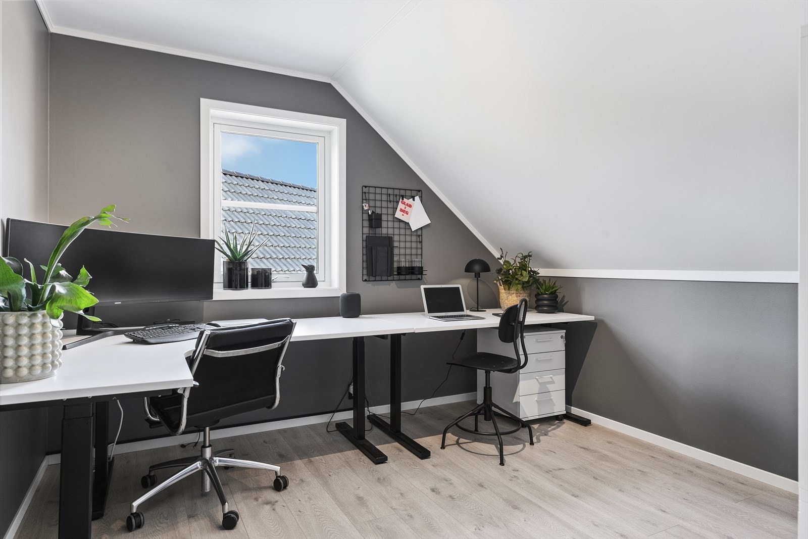 Det andre soverommet i etasjen er her innredet som et romslig hjemmekontor. Galleribilde