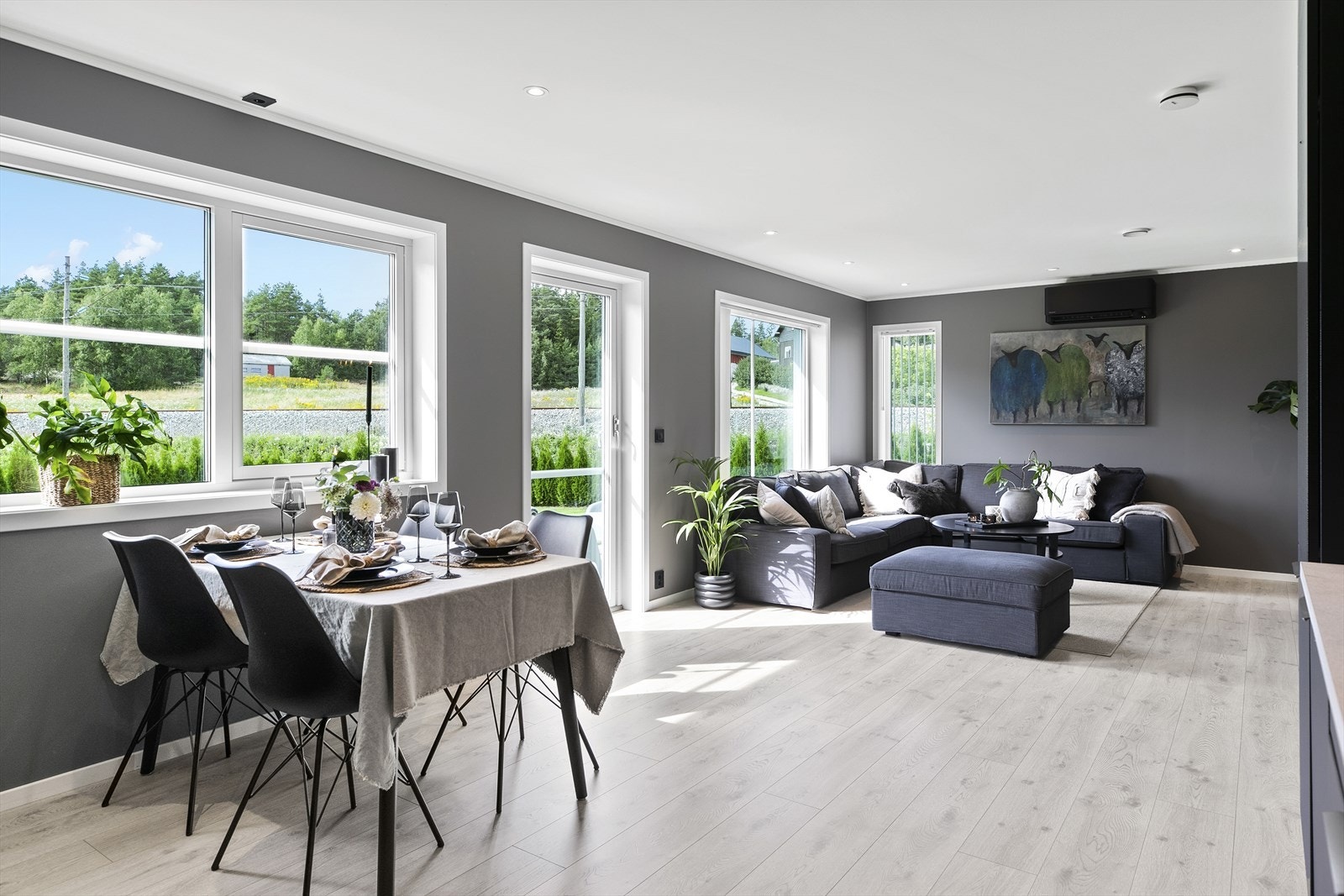 Store vindusflater gir rikelig med lys, og en luft-til-luft varmepumpe sørger for effektiv oppvarming, samt kjøling på de varme dagene. Galleribilde