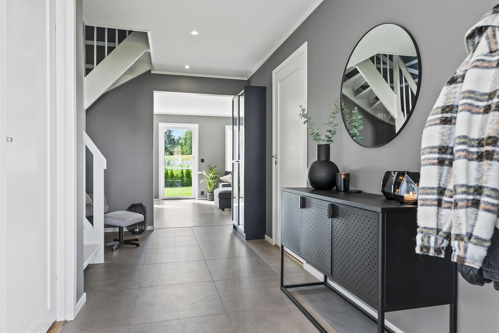 Entré med flislagt gulv og god plass til oppbevaring. Galleribilde