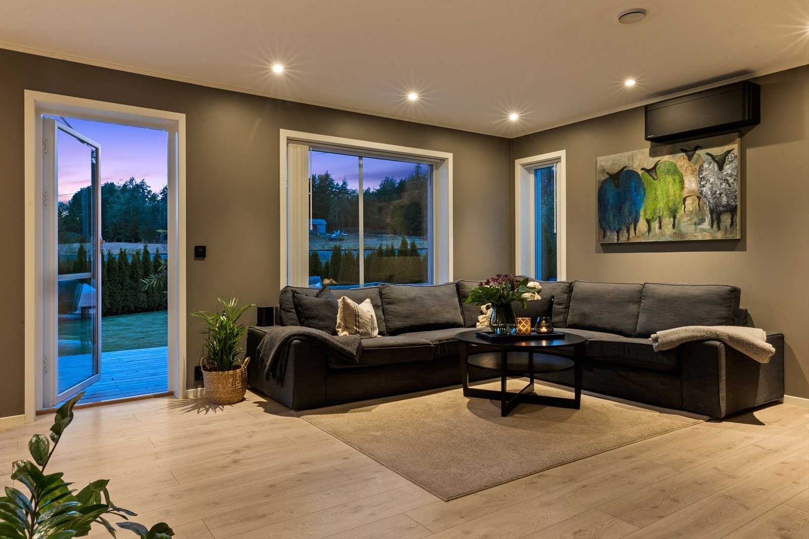 Innfelte downlights i himlingen gir en jevn og behagelig belysning på kveldstid. Galleribilde