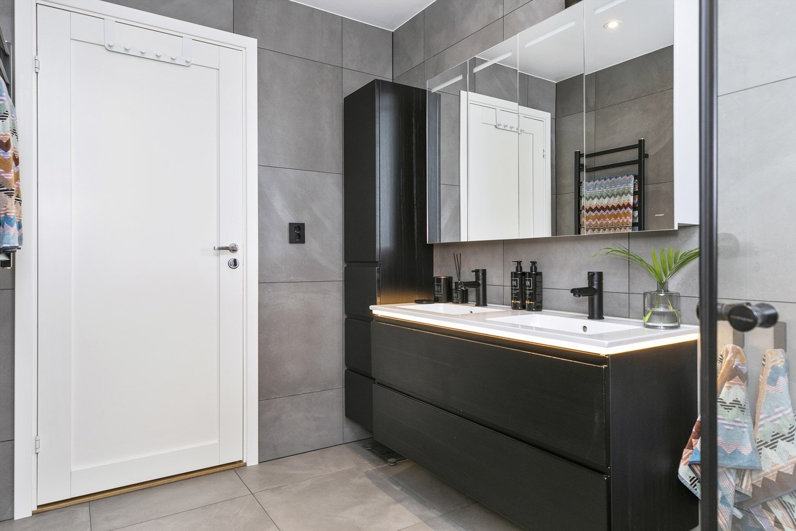 Innredningen har dobbel servant og speilskap. Det er elektrisk gulvvarme for økt komfort. Galleribilde