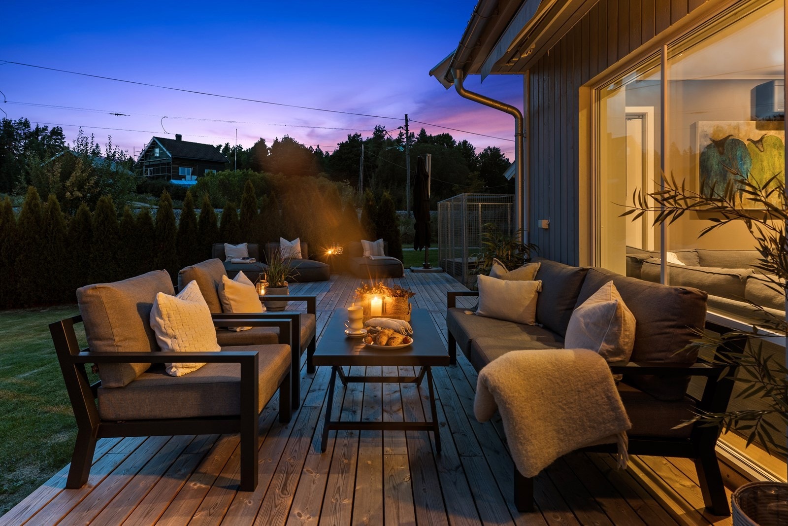 Her er det god plass til flere sittegrupper og soner for avslapning. Galleribilde