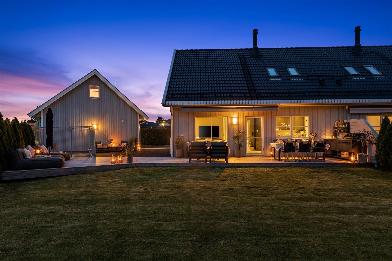 Uteområdet er pent opparbeidet med plen og hekk som skjermer for innsyn. Galleribilde