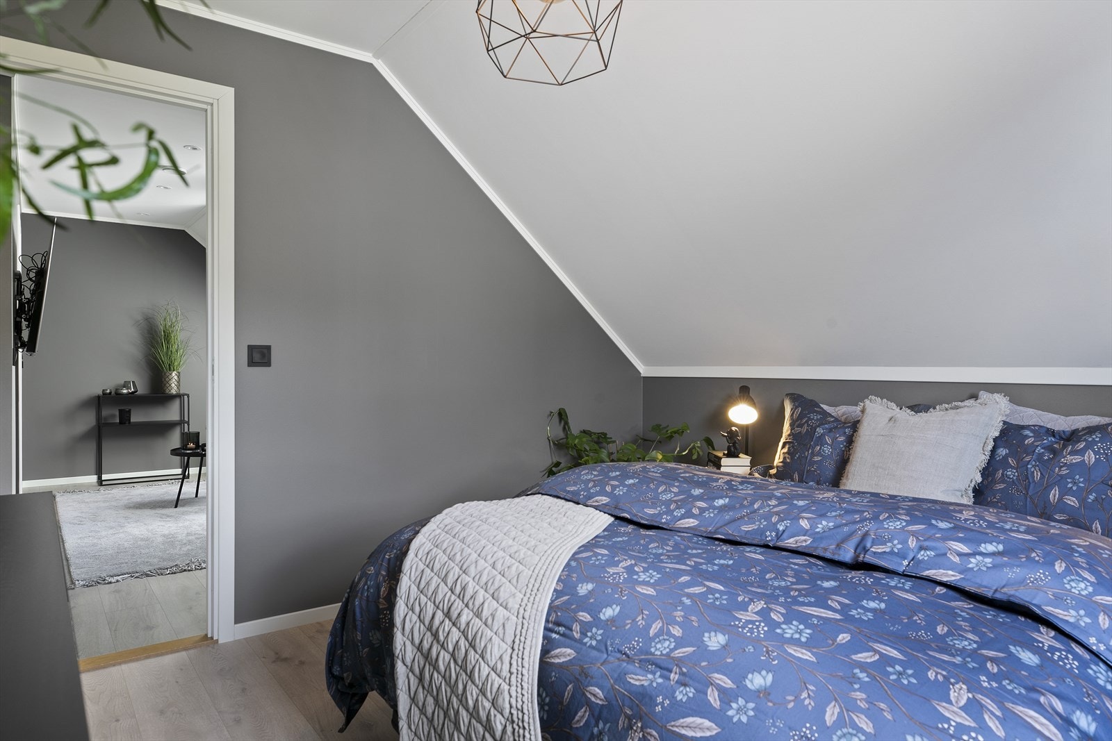 Et av de to soverommene i andre etasje, med plass til seng og oppbevaringsmøbler. Galleribilde