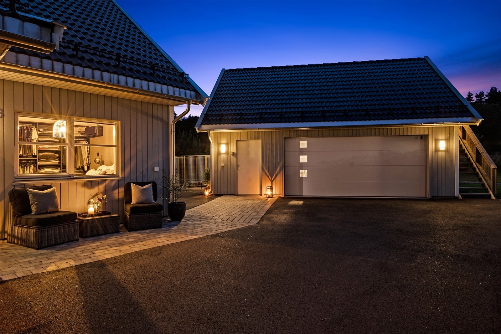 God belysning i den romslige gårdsplassen og ved inngangspartiene skaper en innbydende atmosfære. Galleribilde