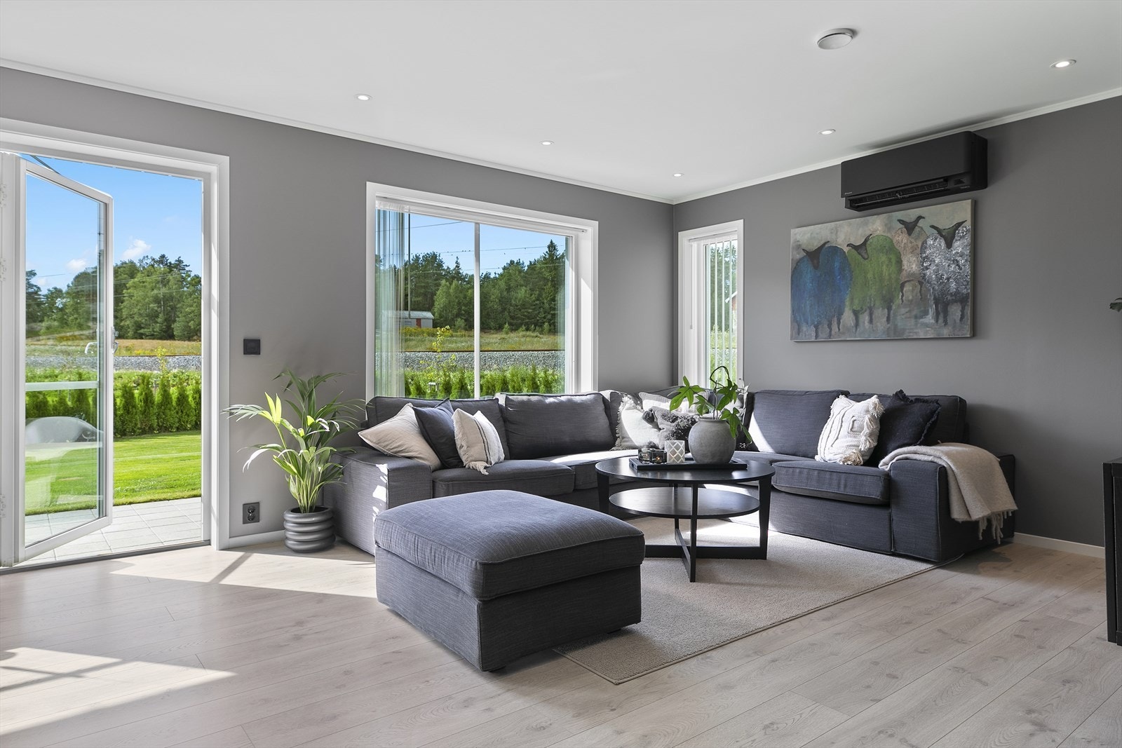 Stuen i første etasje har direkte utgang til terrassen som blir en naturlig forlengelse av stuen. Galleribilde