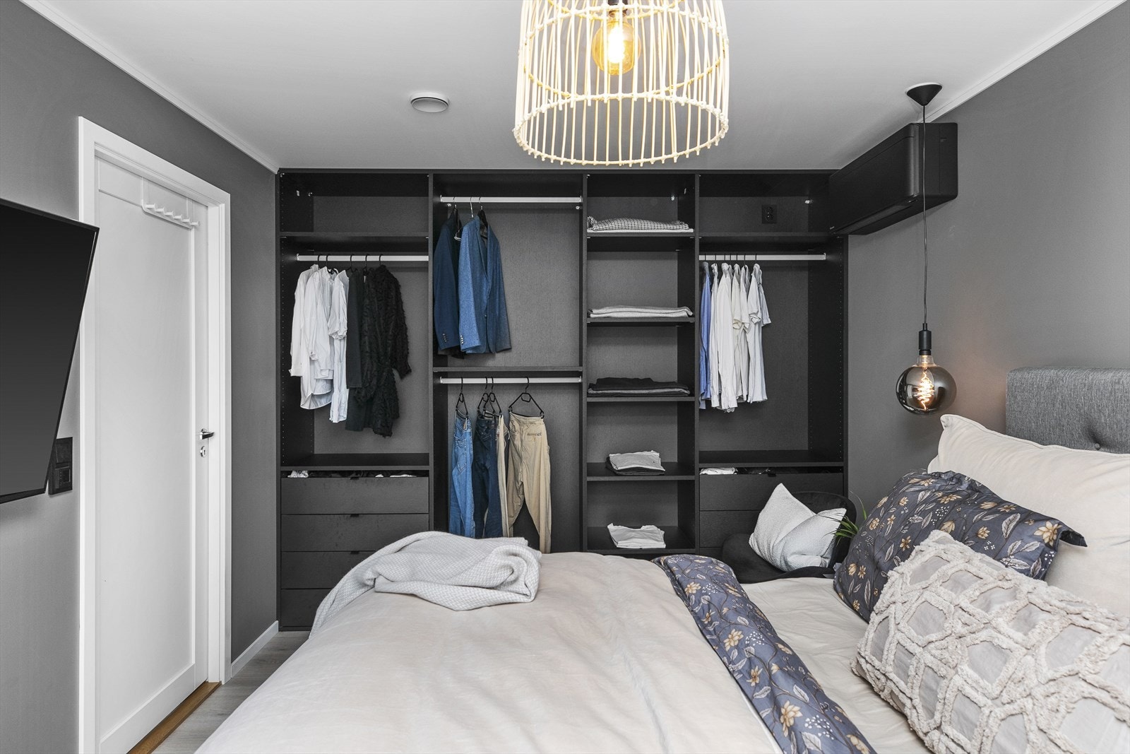 Rommet er utstyrt med en romslig, åpen garderobeløsning for effektiv oppbevaring. Galleribilde