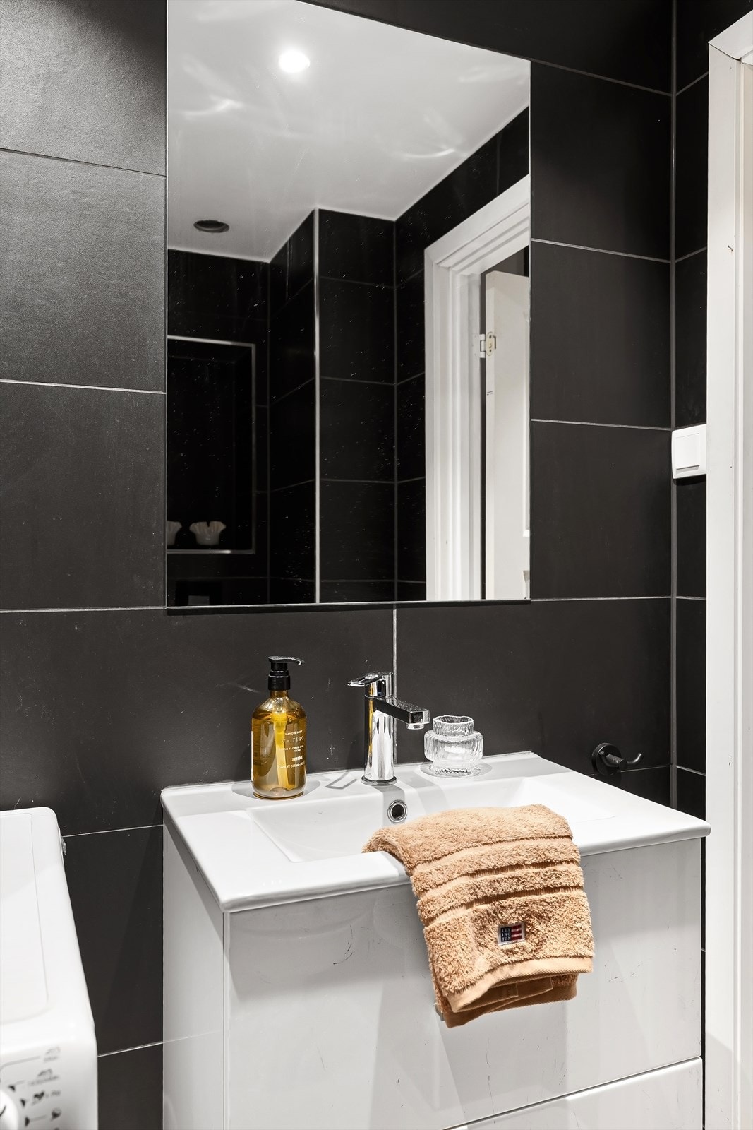 Vegghengt servant med armatur, underskap og speil over. Galleribilde