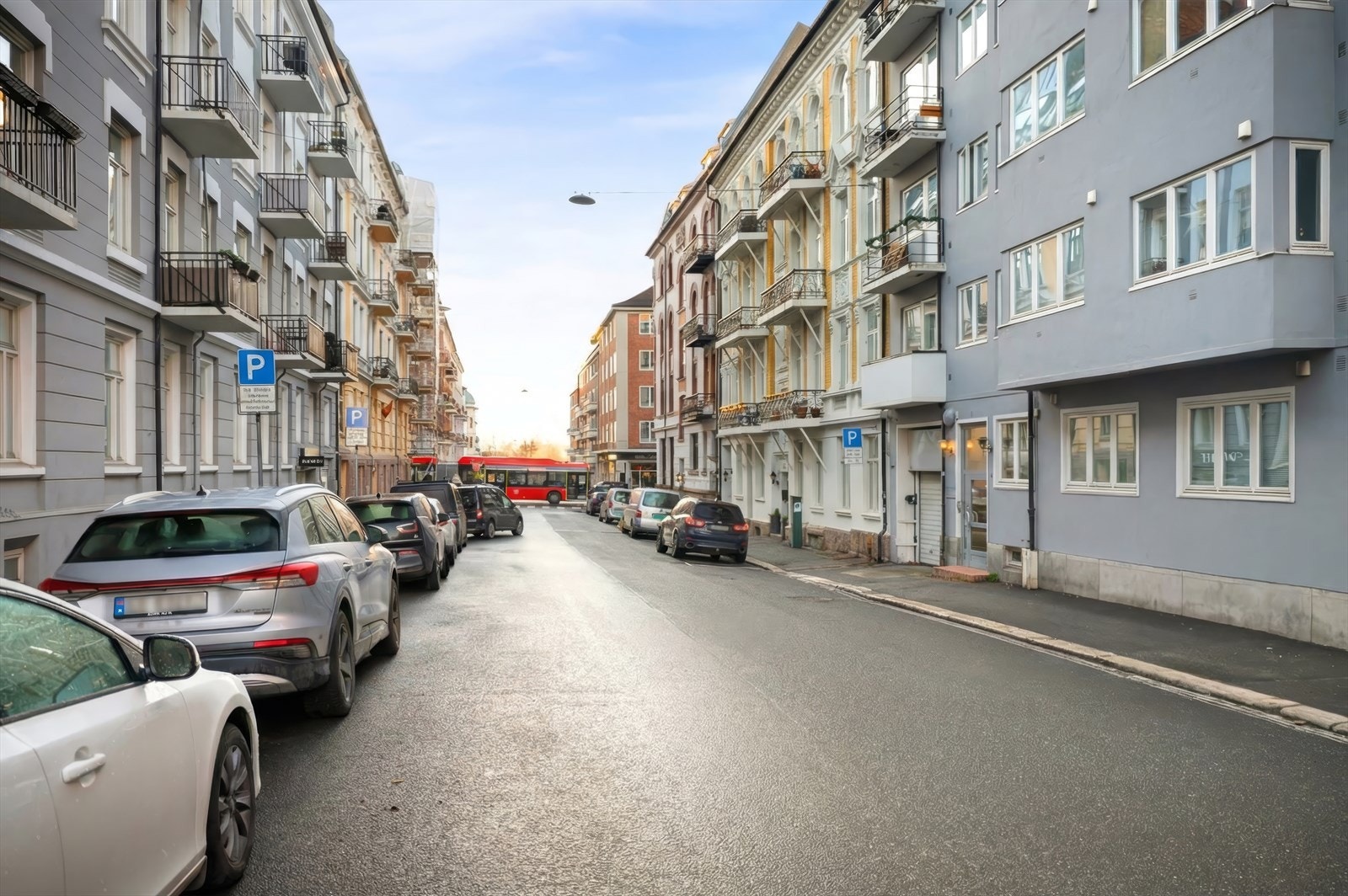 Området har svært gode kollektivforbindelser med både buss og trikk i umiddelbar nærhet, noe som gjør hverdagen enkel - enten du skal til jobb, studier eller fritidsaktiviteter. Galleribilde