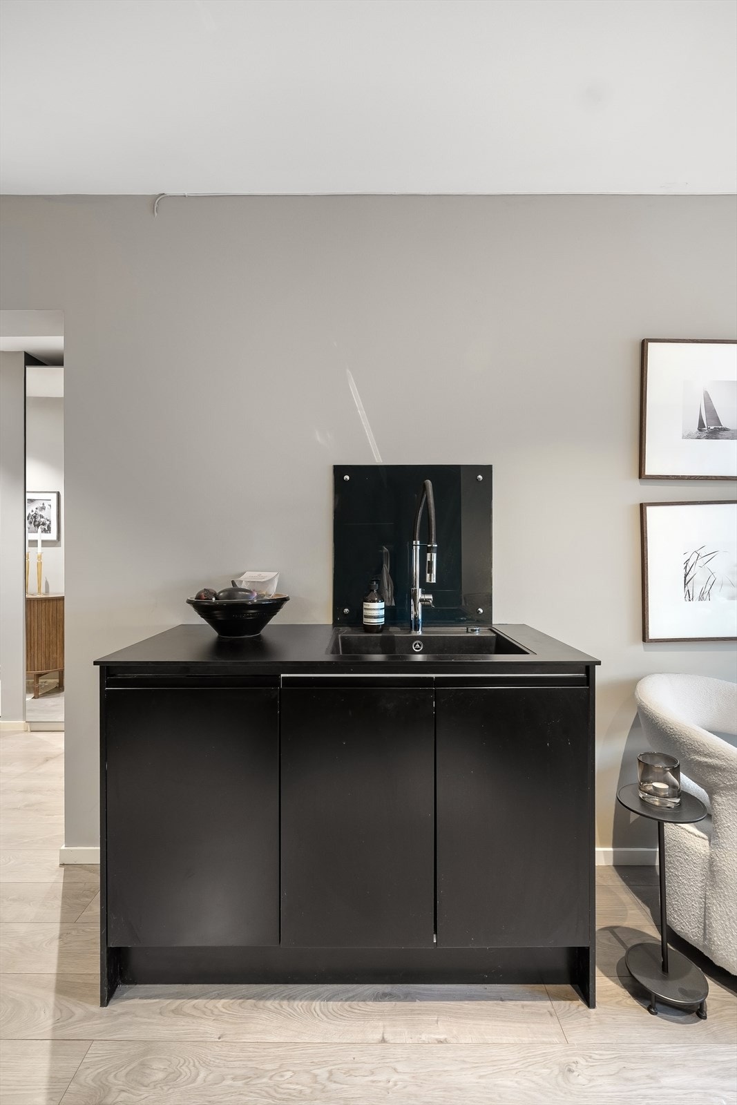 Benkeplate med vaskekum, armatur og platetopp med kullfiltervifte - det er også godt med skapplass. Galleribilde