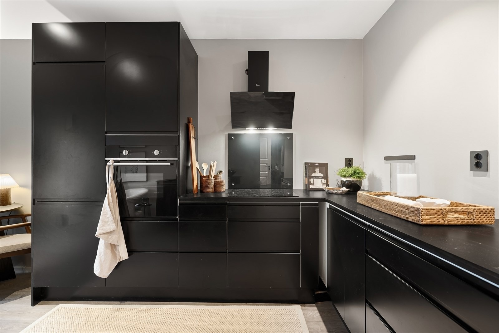 Smakfullt kjøkken i tidløs design, med fullintegrerte hvitevarer fra 2013, inkluderer stekeovn, kjøleskap/fryser og oppvaskmaskin. Galleribilde