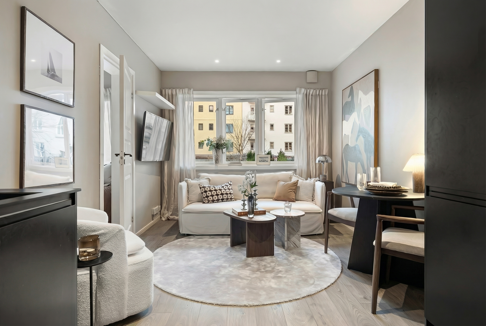 Stuen er preget av store vindusflater som sikrer godt med naturlig lysinnslipp. Galleribilde