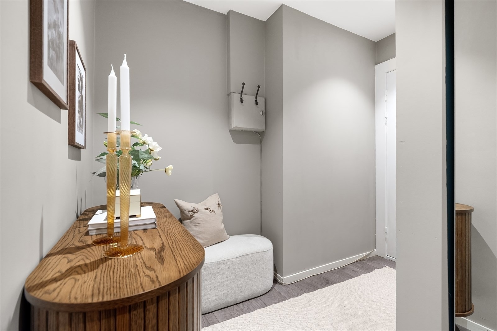 Svært god plass til oppbevaring av både yttertøy og sko i entré/hall. Galleribilde