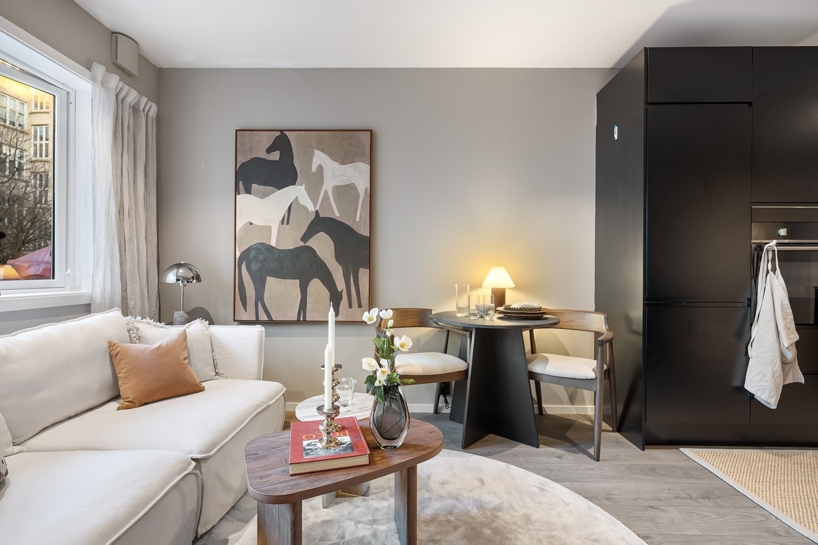 Den åpne planløsningen mellom stue og kjøkken gir en effektiv utnyttelse av arealet, og legger til rette for en praktisk hverdag. Galleribilde