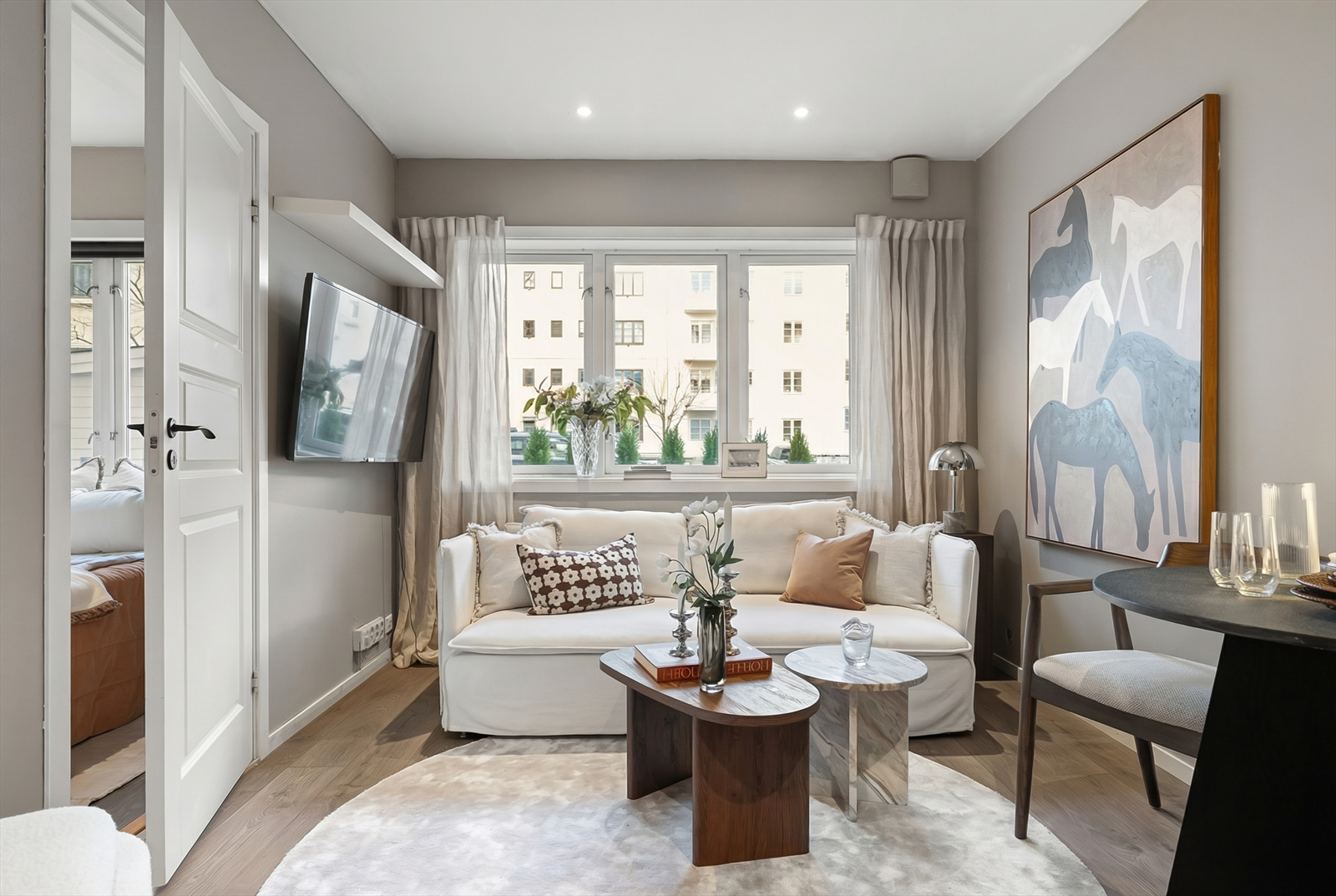 Stuen har downlights i tak som gir fleksibel og behagelig belysning. Galleribilde