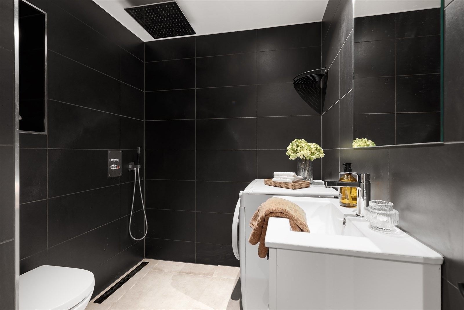 Bad fra 2013 med lekre fliser og en pen innebygget armatur, med både hånd/regnfallsdusj. Galleribilde