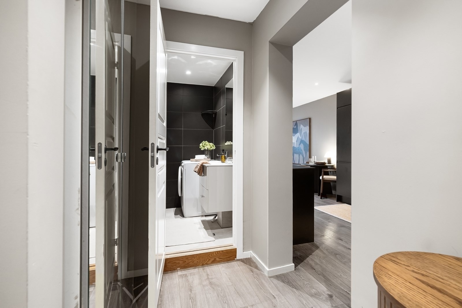 Fra hallen er det inngang til baderommet. Galleribilde