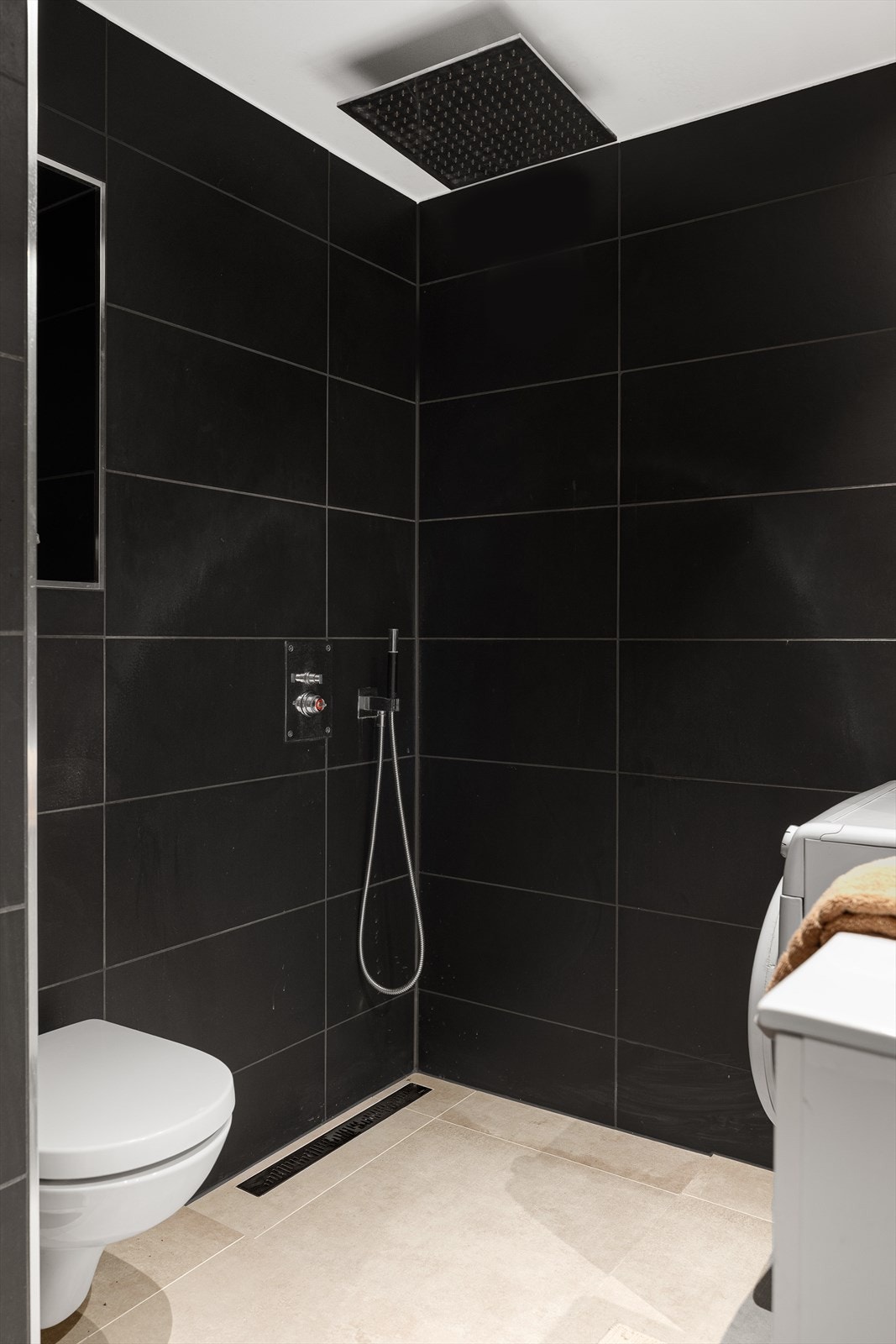 Vegghengt wc, varmekabler i gulv og opplegg til vaskemaskin. Galleribilde