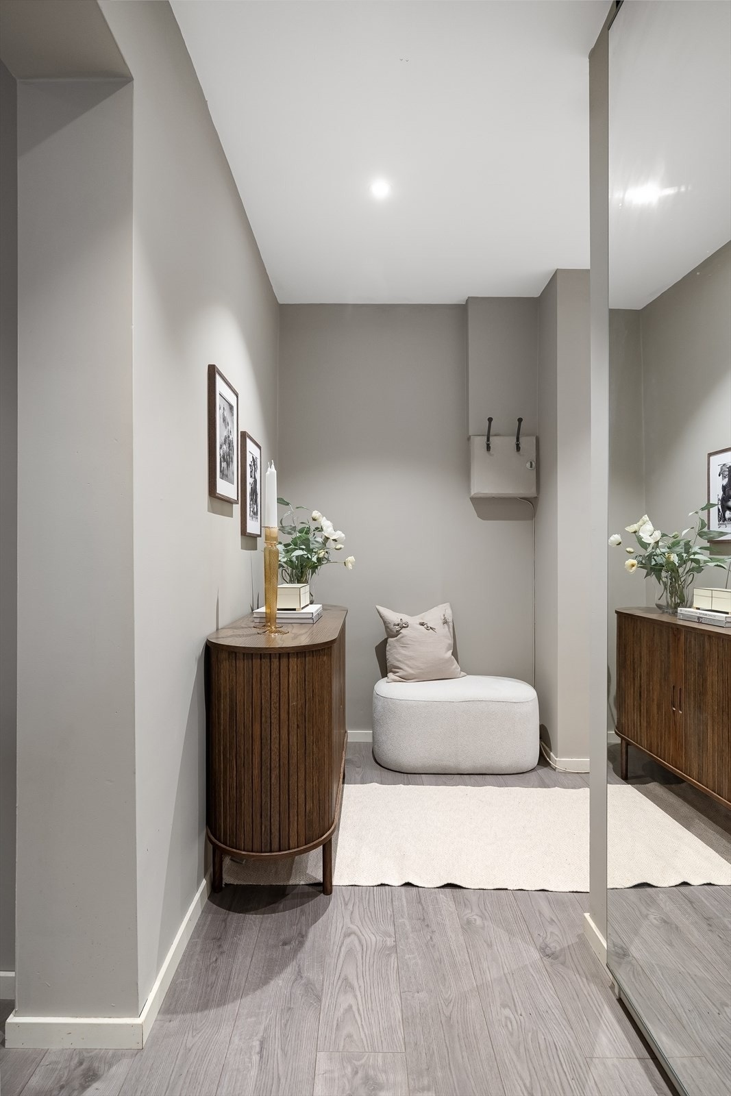 Oppbevaringsbehovet er godt ivaretatt, bl.a garderobe med speildører. Galleribilde