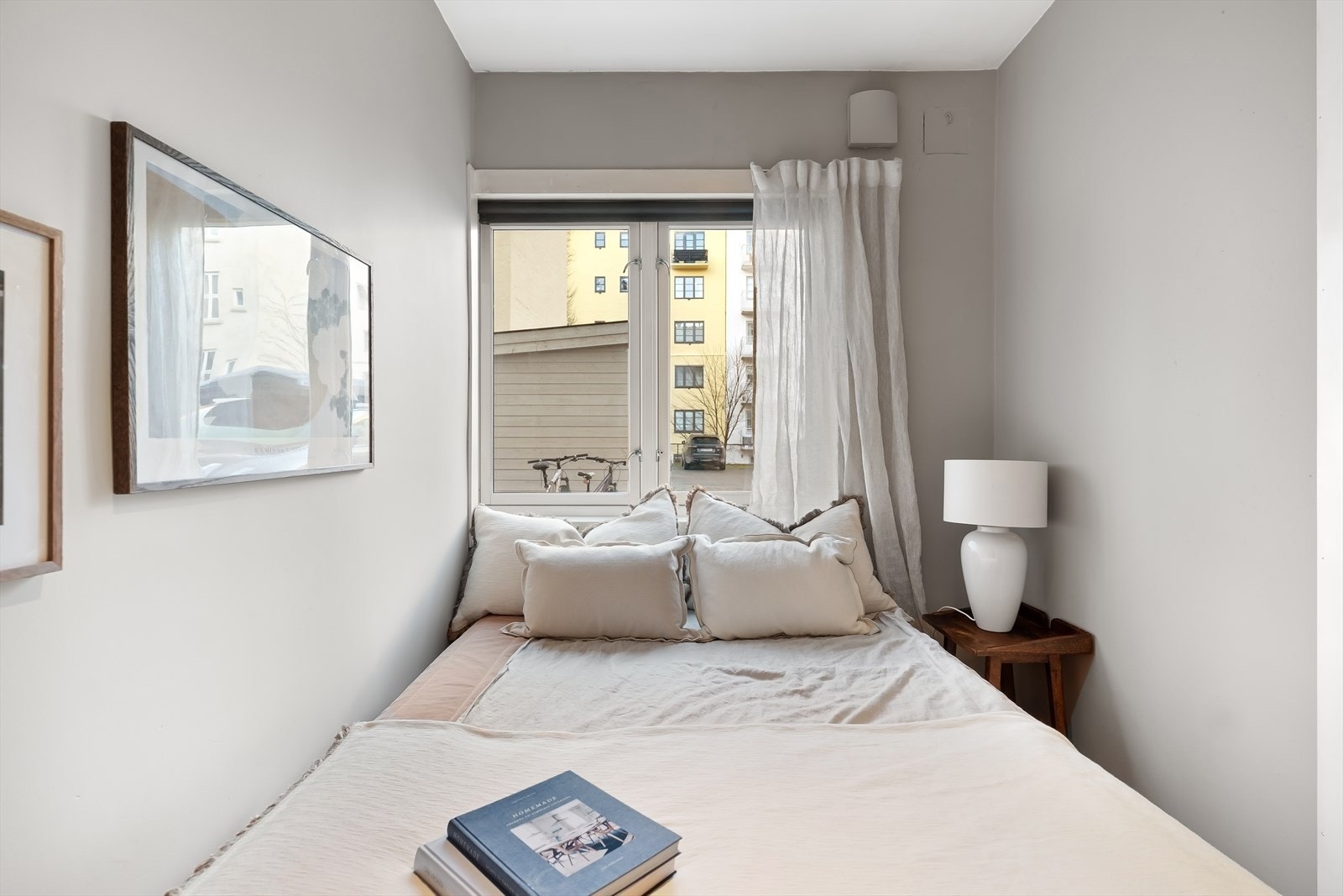 Soverommet vender inn mot rolig bakgård. Galleribilde