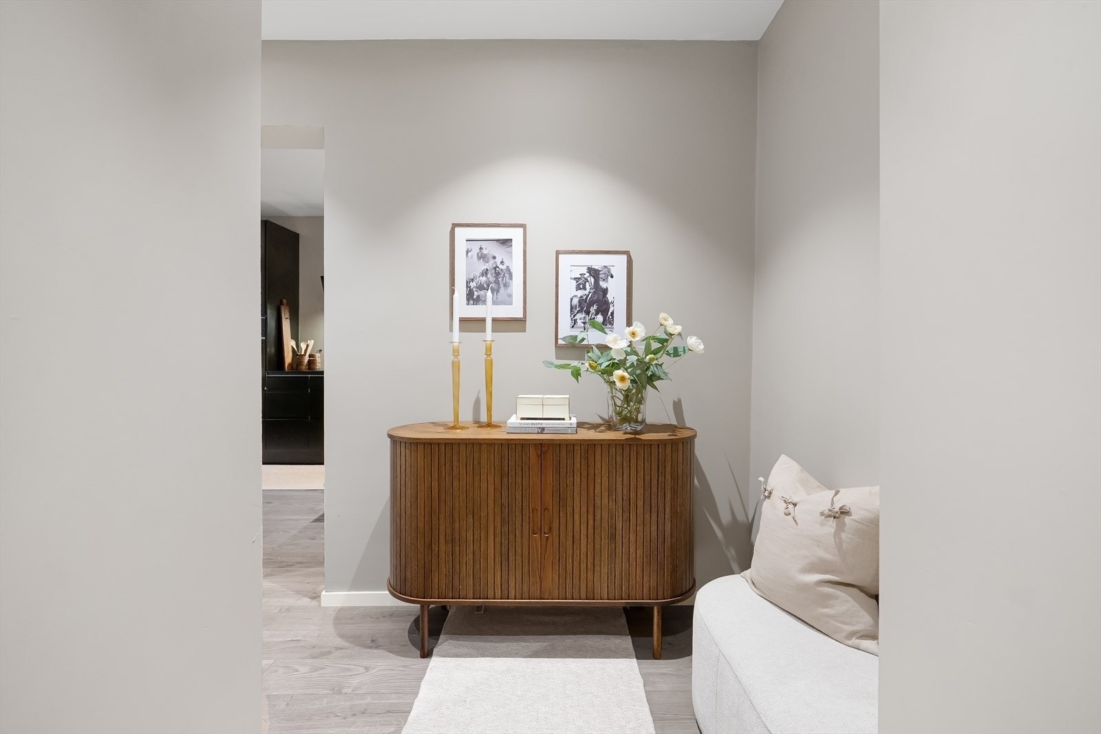 Romslig hall. Galleribilde