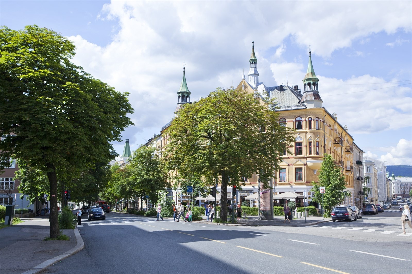 Rett utenfor døren finner du Frognerveien og Bygdøy Allé med et rikt utvalg av spesialforretninger innen mat, mote og interiør samt kollektiv transport Galleribilde