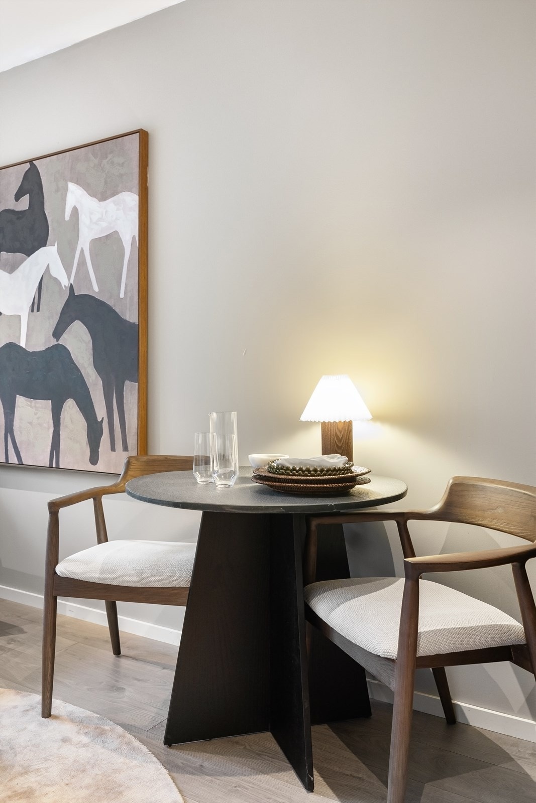 Boligen ligger i en høy førsteetasje med vinduer kun inn mot bakgård, heis i bygget og disponibel kjellerbod. Galleribilde