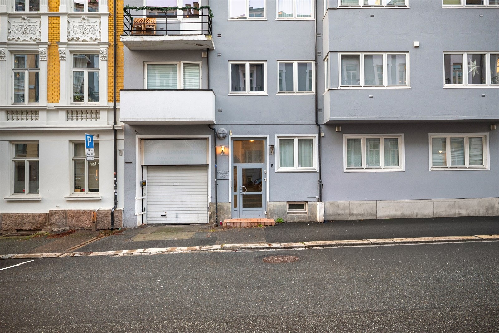 Rett utenfor døren finner du Frognerveien og Bygdøy Allé med et rikt utvalg av hyggelige kaféer, restauranter og spesialforretninger innen mat, mote og interiør. Galleribilde