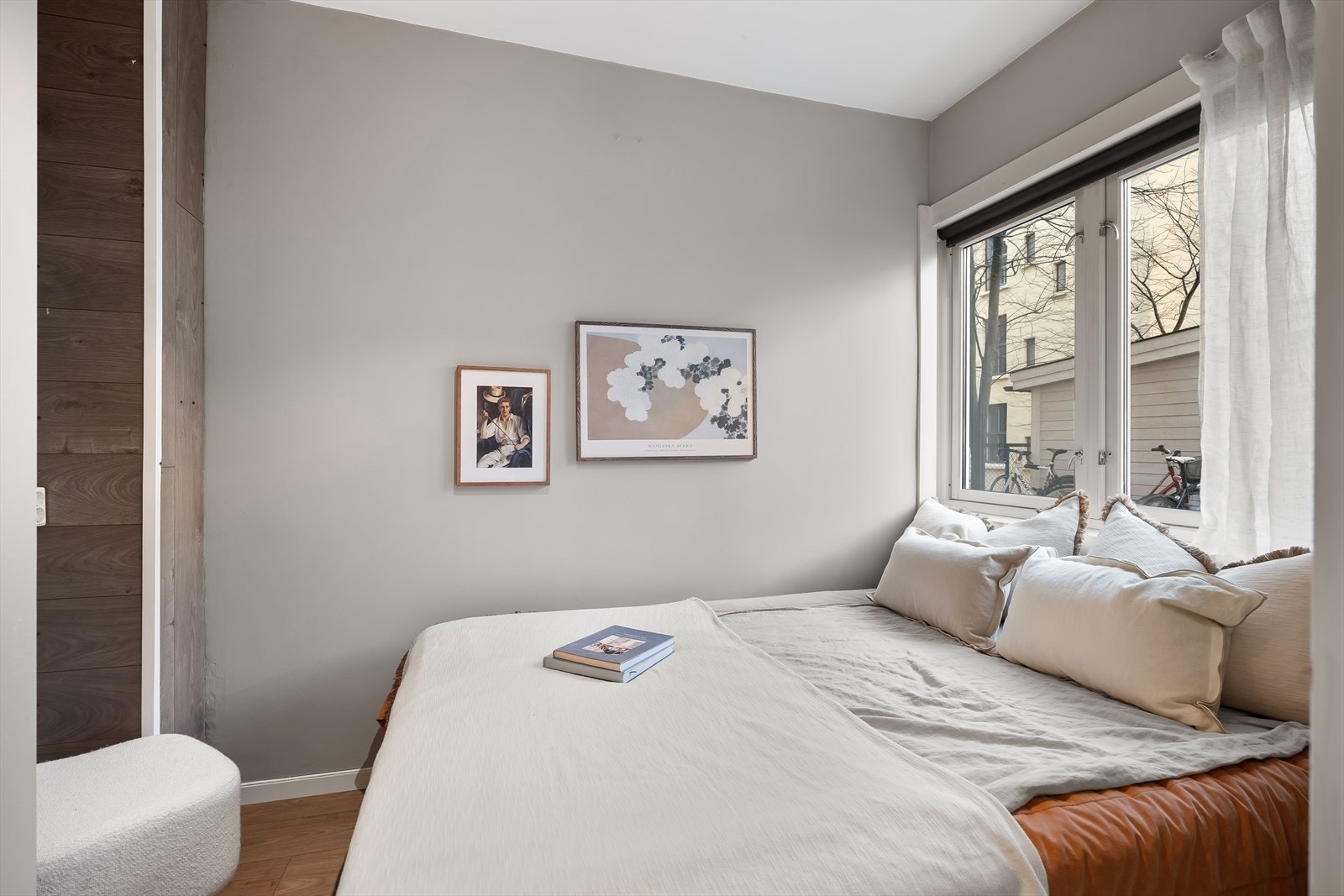 Boligens soverom har plass til dobbeltseng og tilhørende soveromsmøblement. Galleribilde