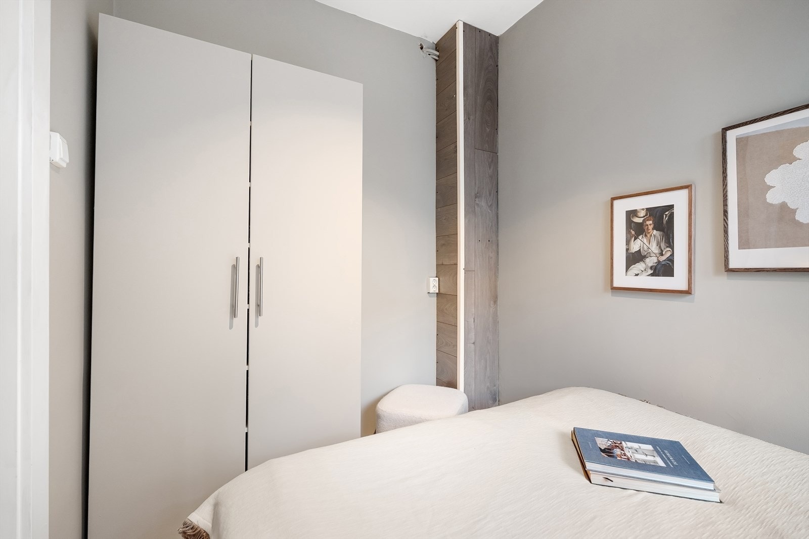 Garderobeskap som sikrer god oppbevaring. Galleribilde