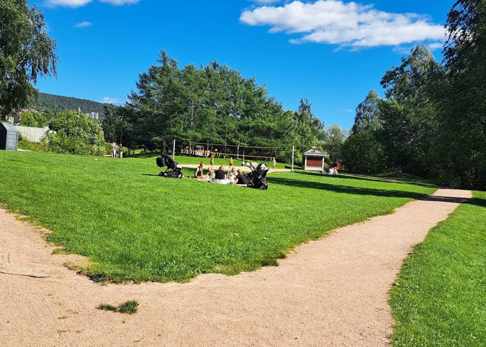 Fra leiligheten er det kun kort gangavstand til Åssiden strand med flotte bademuligheter Galleribilde