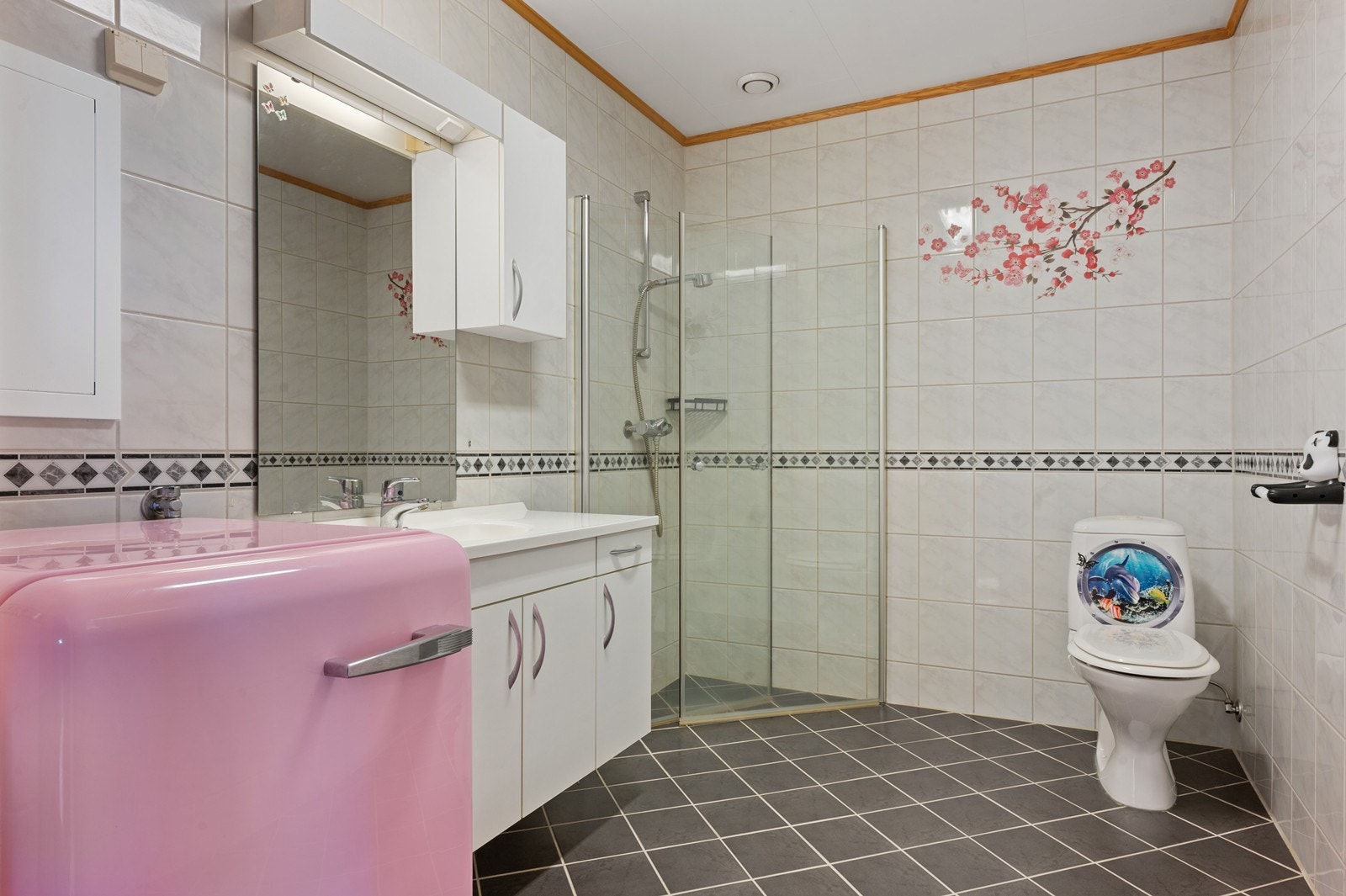 Flislagt bad med dusjhjørne og servant med underskap. Galleribilde