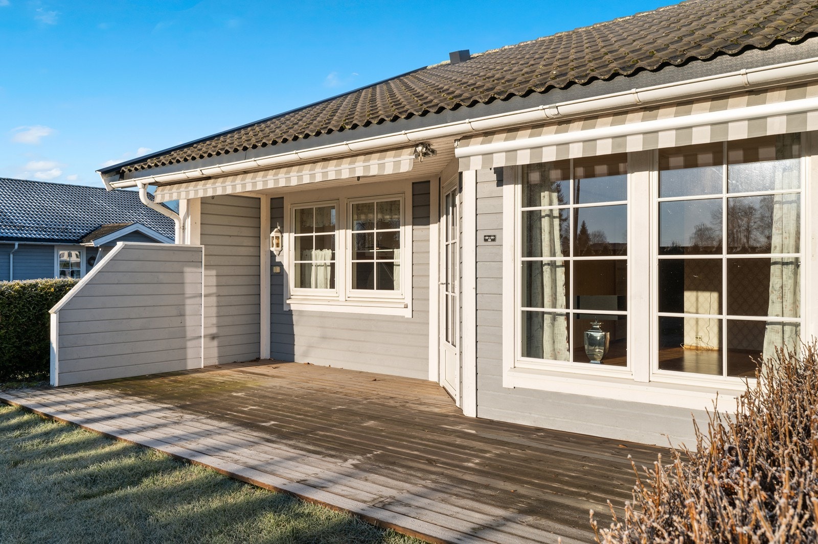 Terrassen har god plass til utemøbler og er utstyrt med markise. Galleribilde