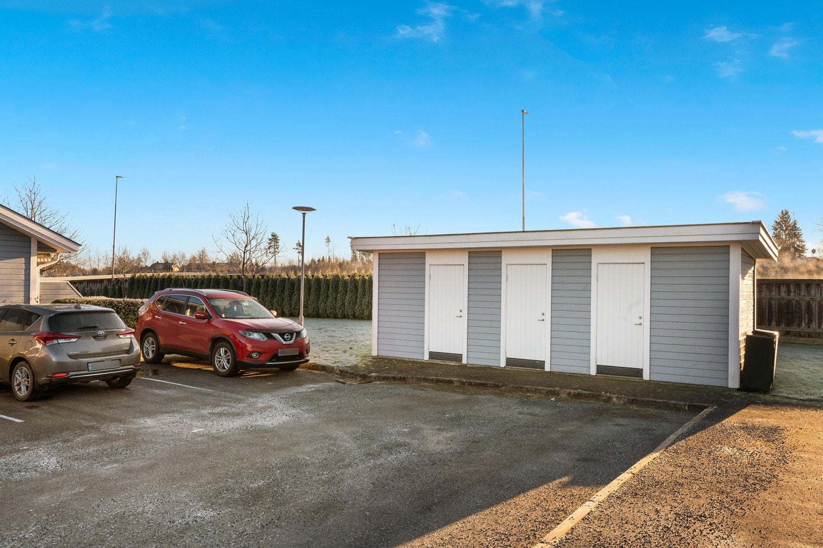 Til boligen medfølger en utvendig bod og tildelt biloppstillingsplass. Galleribilde