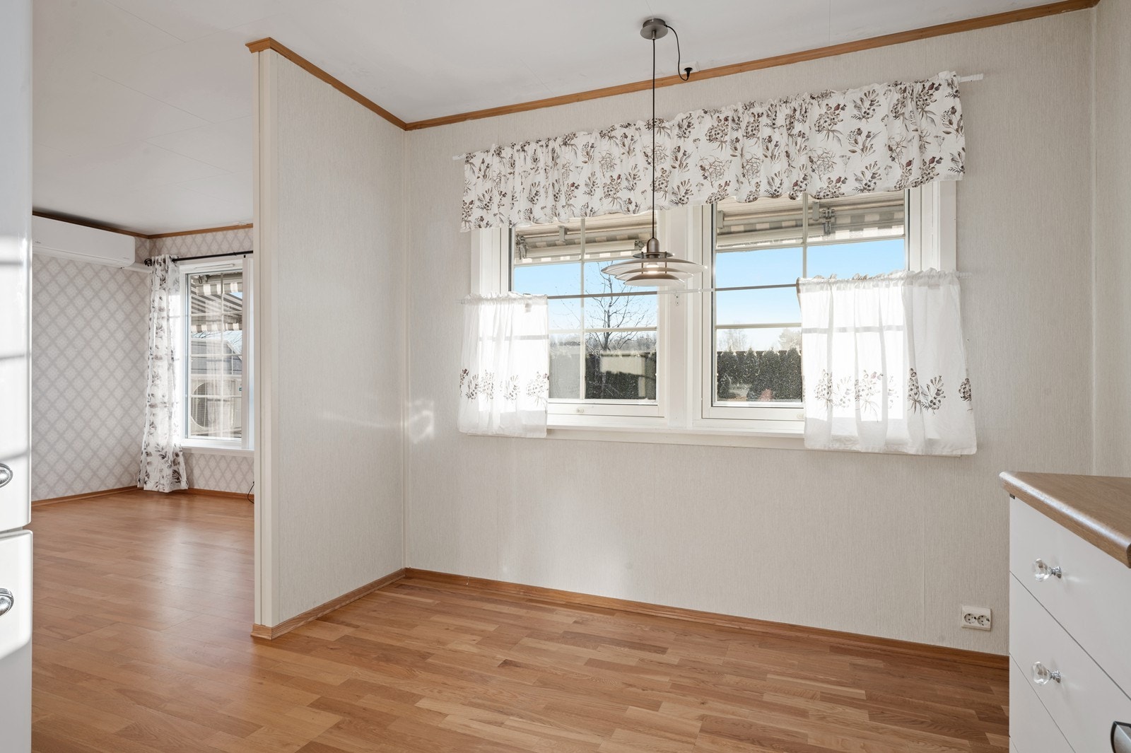 I tilknytning til kjøkkenet er det en naturlig plass for en spisegruppe. Galleribilde