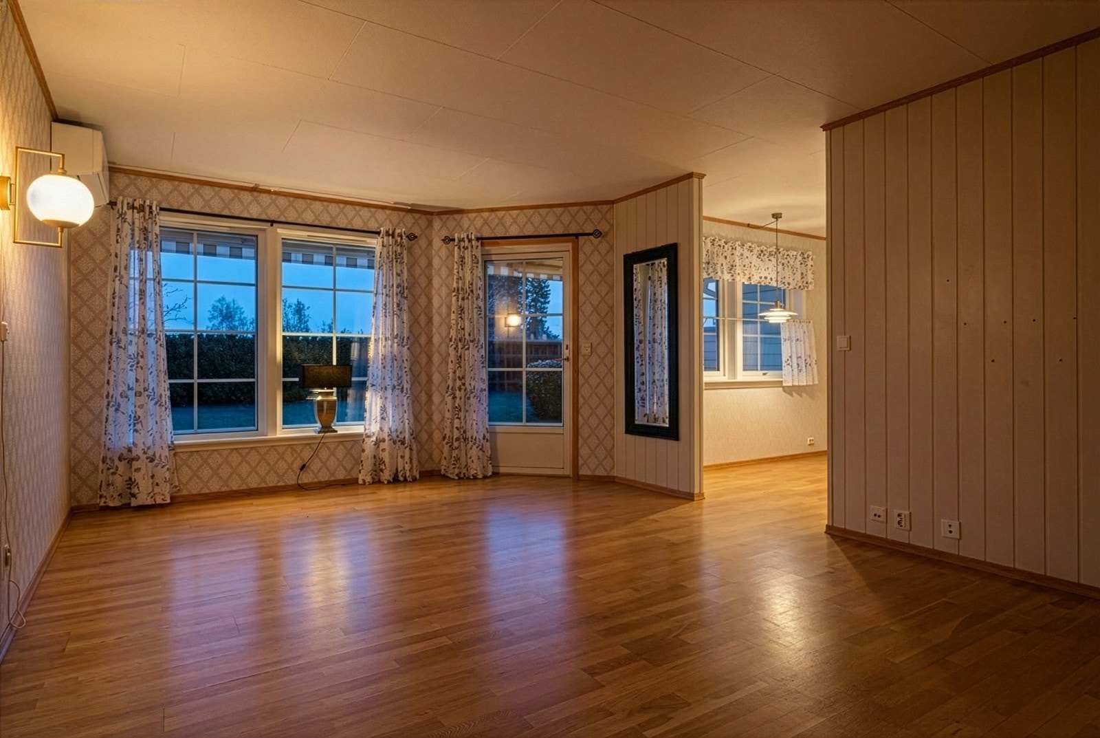 Fra stuen er det direkte utgang til terrassen og hagen. Galleribilde