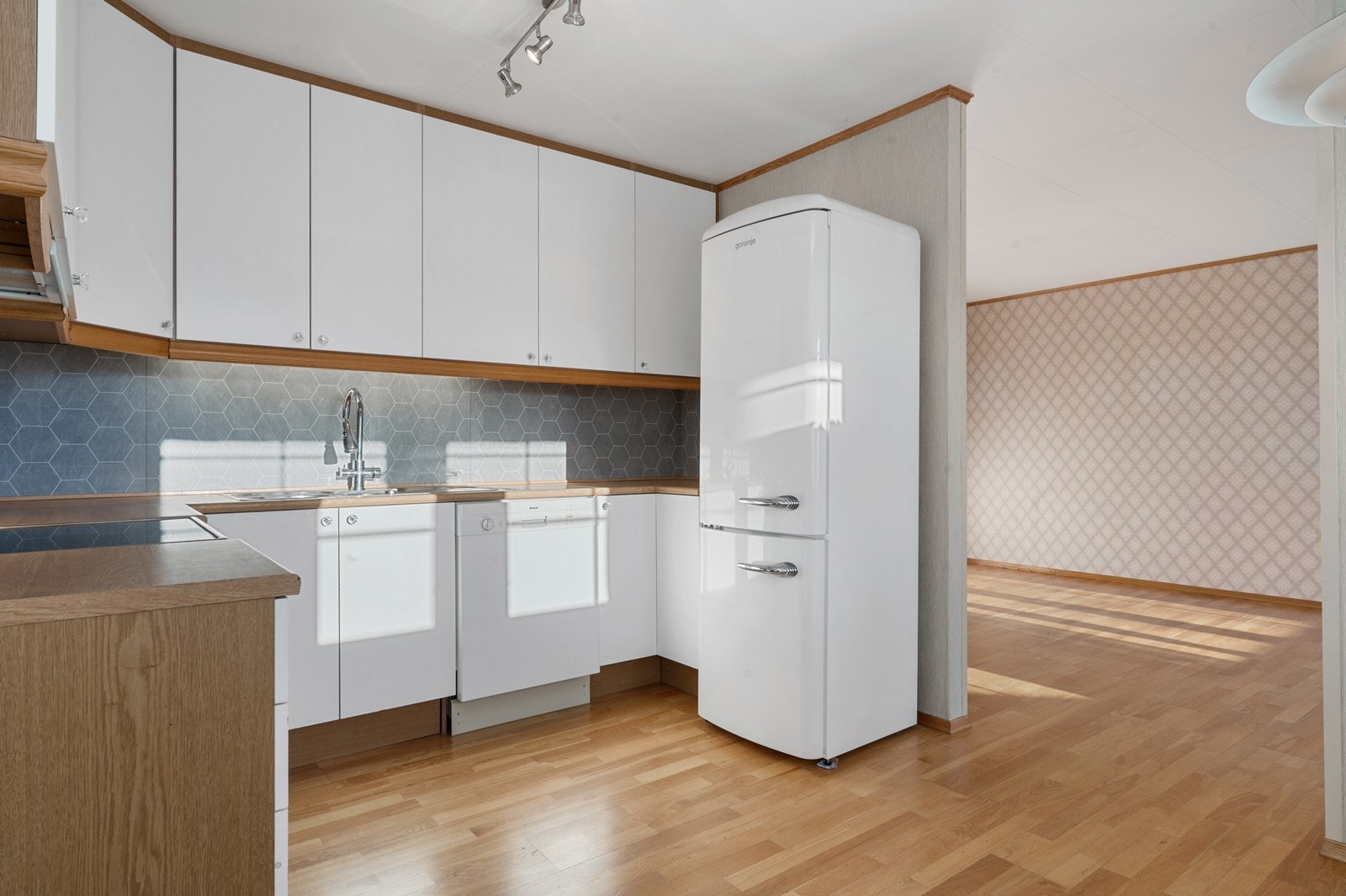 Kjøkkenet har laminat benkeplate og frittstående hvitevarer. Galleribilde