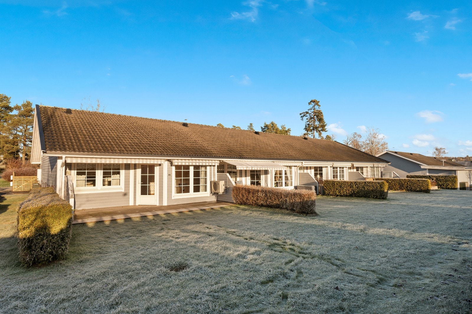 Boligen er en del av et veletablert og rolig boligområde med store, felles grøntarealer. Galleribilde